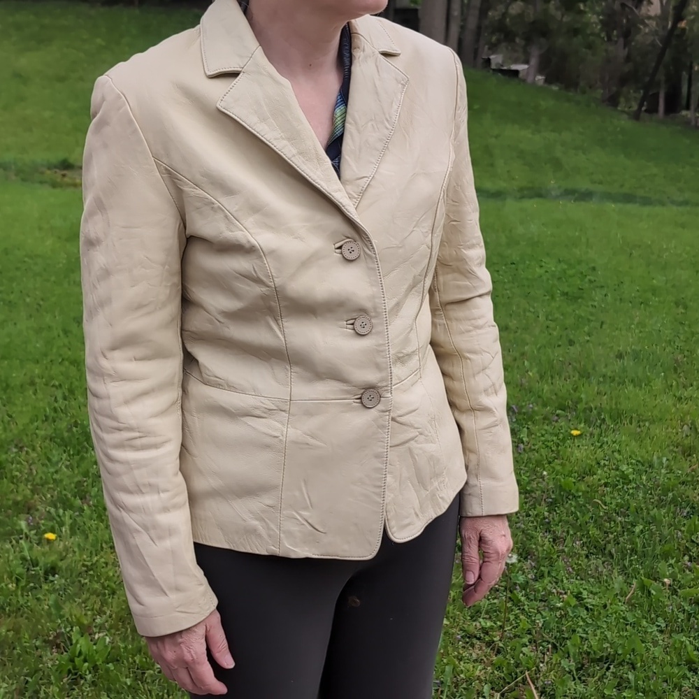 Danier Leather Short Blazer style Women's Jacket Size M